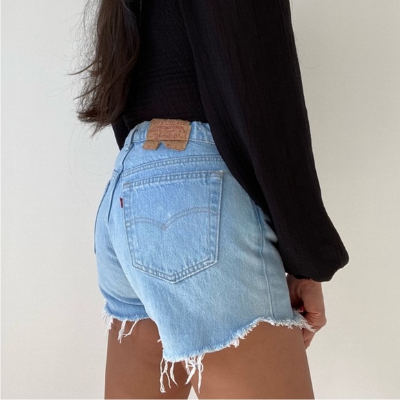 Levi's 501 90s Cut-Off Raw Hem Shorts High Waist - Picture 3 of 9